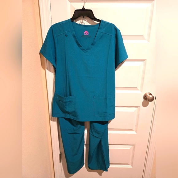 Women's Scrub Set - Picture 1 of 4